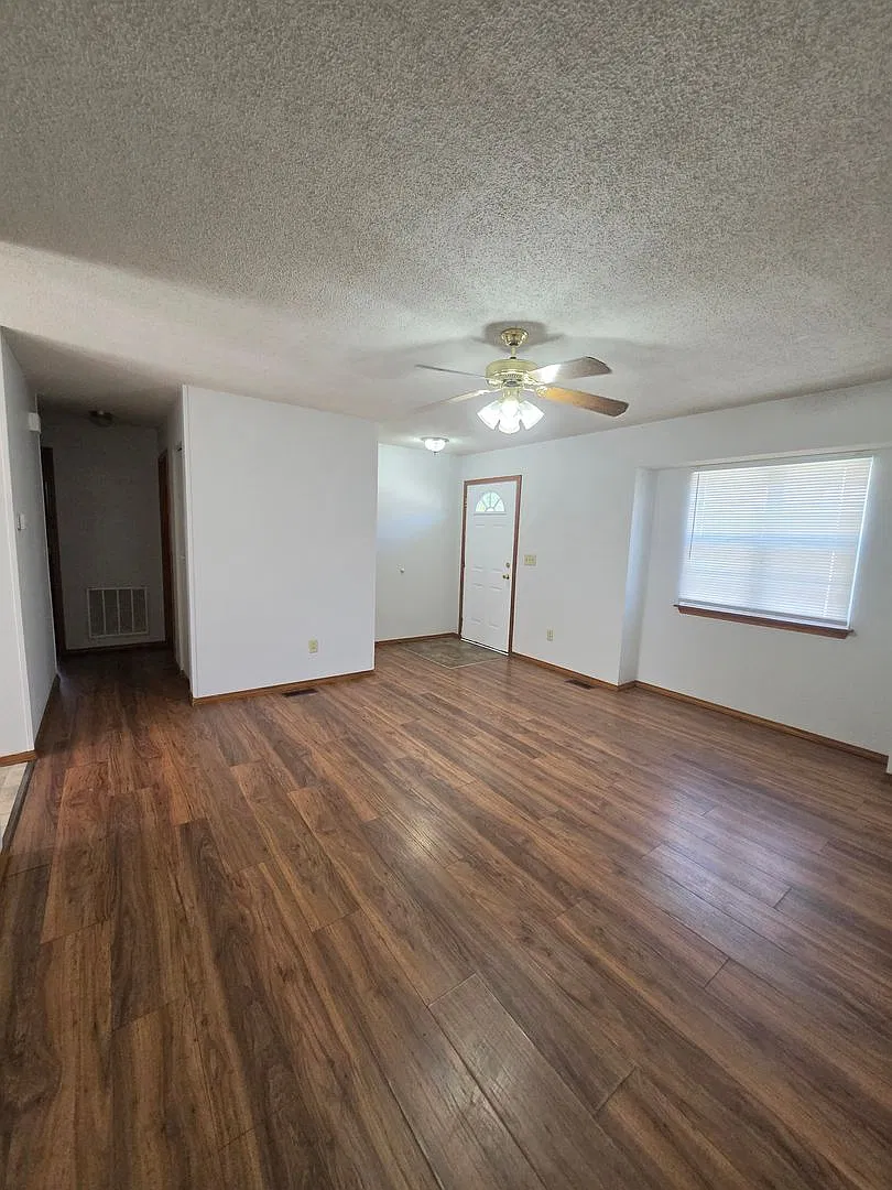 2 bed, 1 bath duplex! — Photo 3