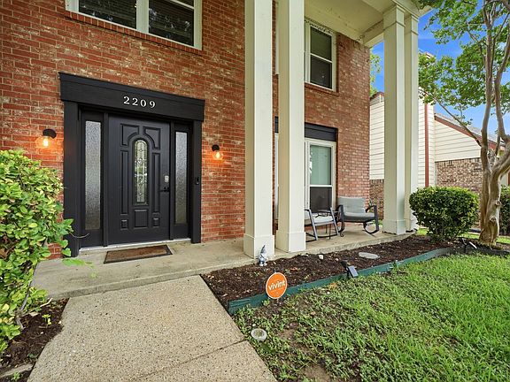 2nd image of 2209 Villawood Ln
