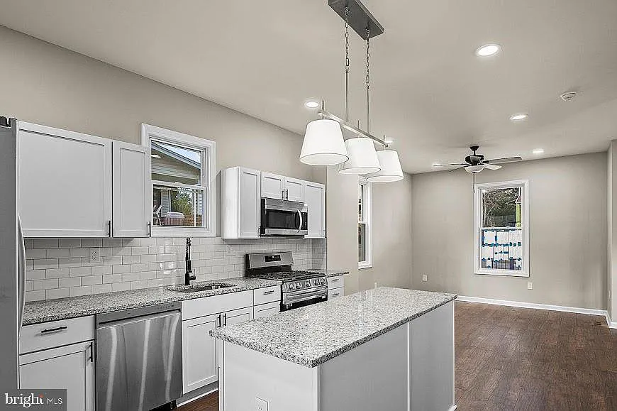 5 bed, 4.0 bath, 1896 sqft, $3,600 — Photo 4