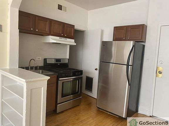 5th image of 802 N Bishop St APT 3A