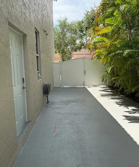 16083 SW 63 Road Ter — Photo 2