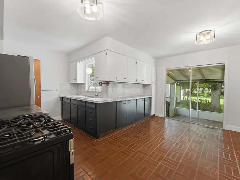 Eat-In Kitchen
