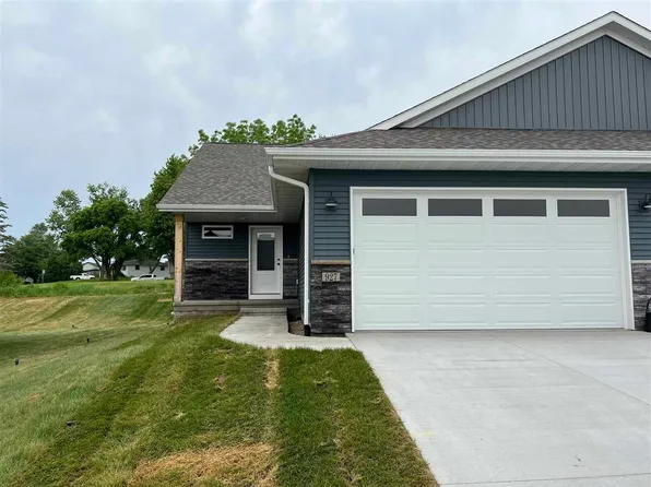 927 Prairie View Dr, West Branch, IA 52358