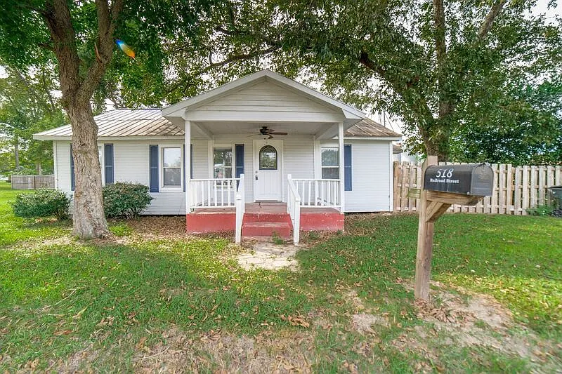 2 bed, 1.0 bath, 925 sqft, $1,050 — Photo 2