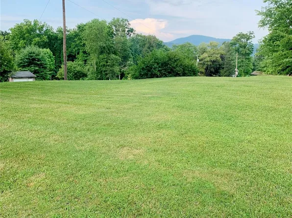 859 Saint Pauls Rd, Hendersonville, NC 28792