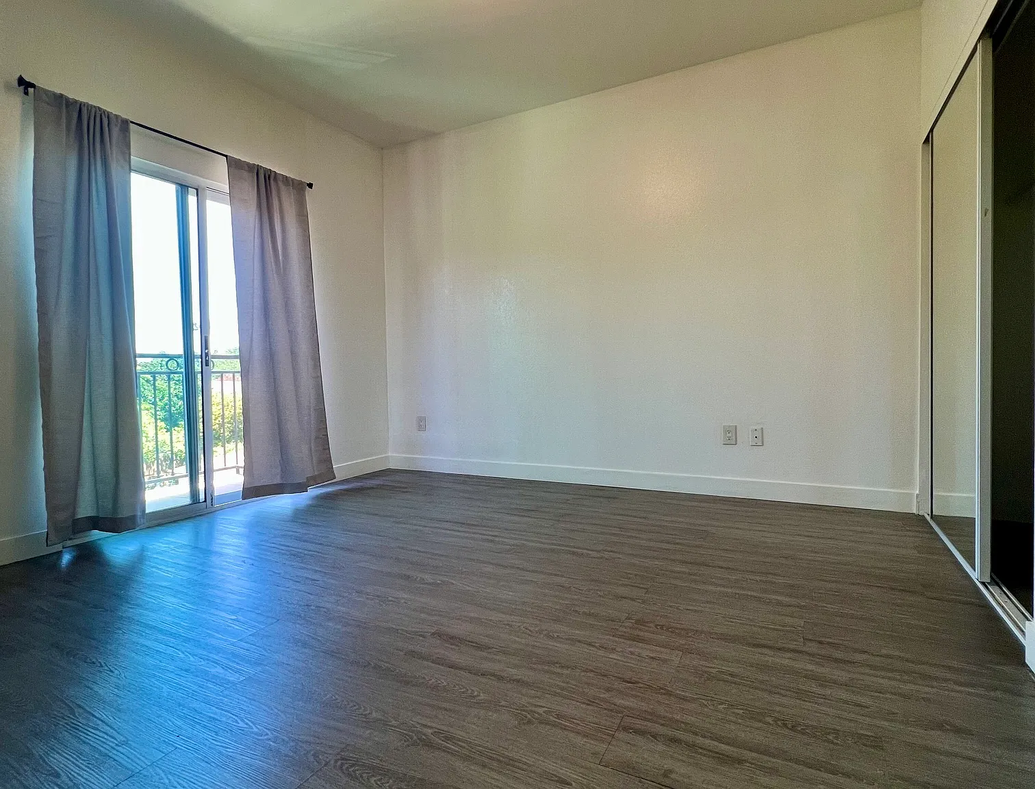 2 bed, 1000 sqft, $2,749 — Photo 2
