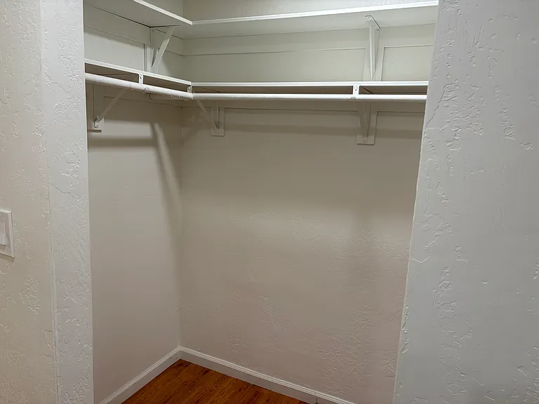 215 Saint Nicholas Ct — Photo 8