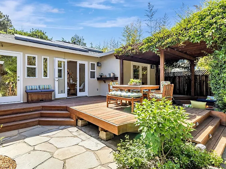 1045 Almanor Ave — Photo 14