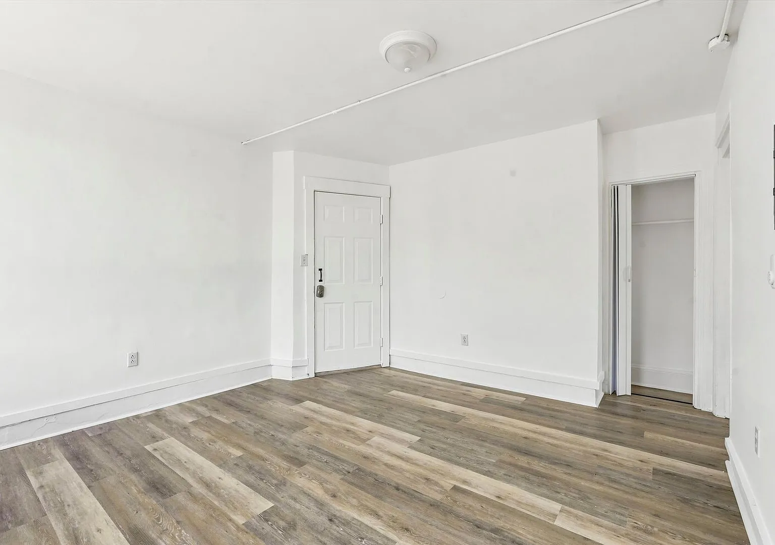914 Belmont Ave — Photo 2