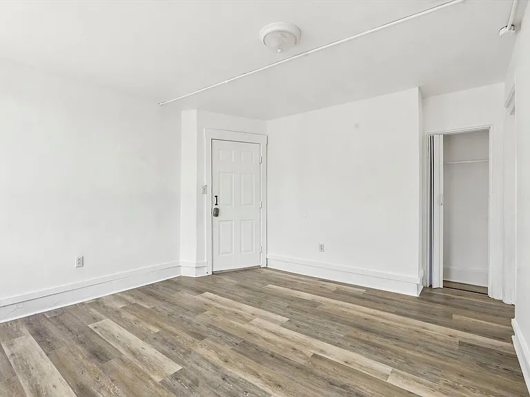 914 Belmont Ave — Photo 2