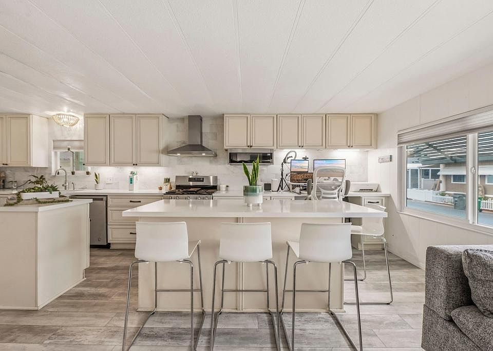 1st image of 33 Parkwood Ln
