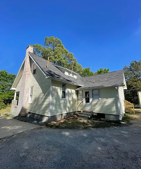 421 E Morehead St — Photo 3