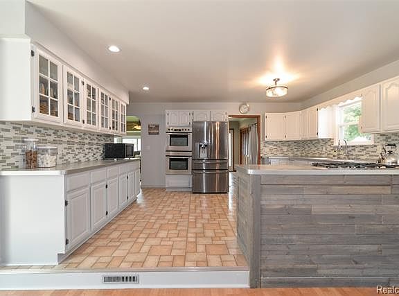 5th image of 3420 Oakbeach Ave