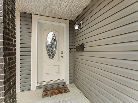 3rd image of 112 Appleton Cres