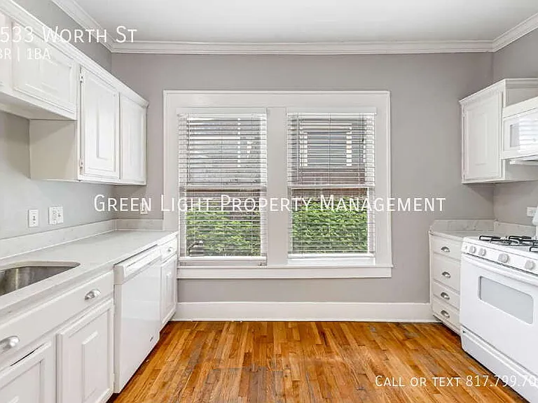 4533 Worth St — Photo 10