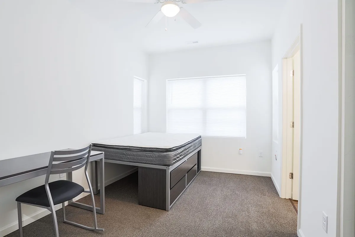 Building Photo - 106 E Armory Ave #304