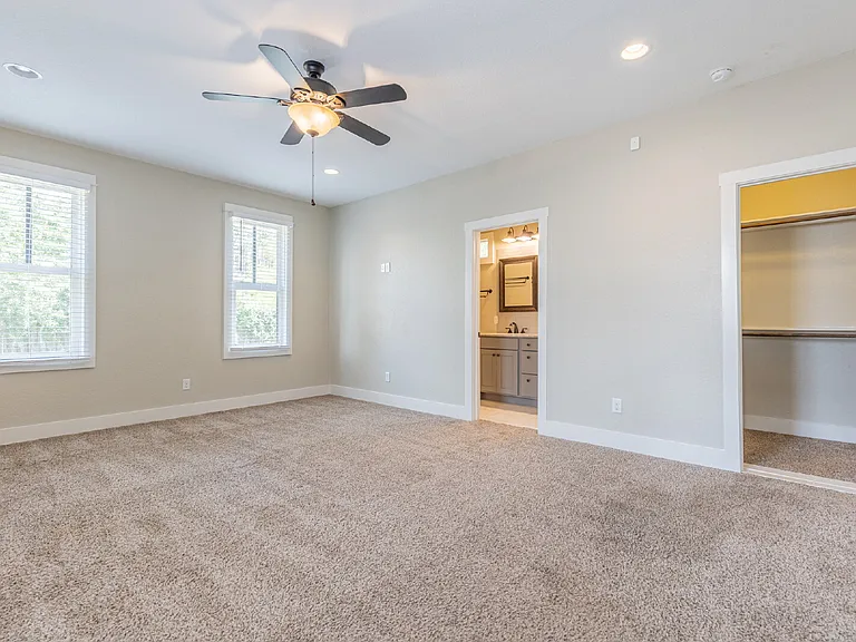 1121 E Crockett St — Photo 23