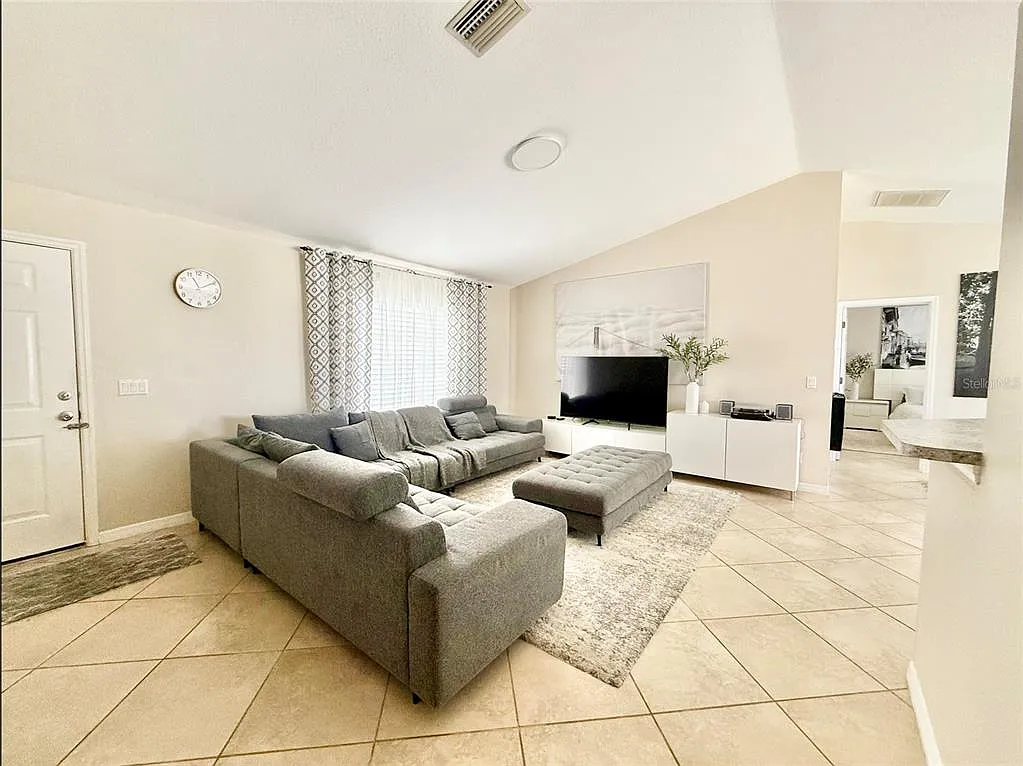 3 bed, 2.0 bath, 1206 sqft, $1,800 — Photo 4
