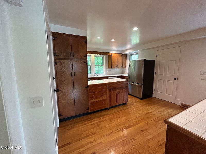 5th image of 1592 New Scotland Road