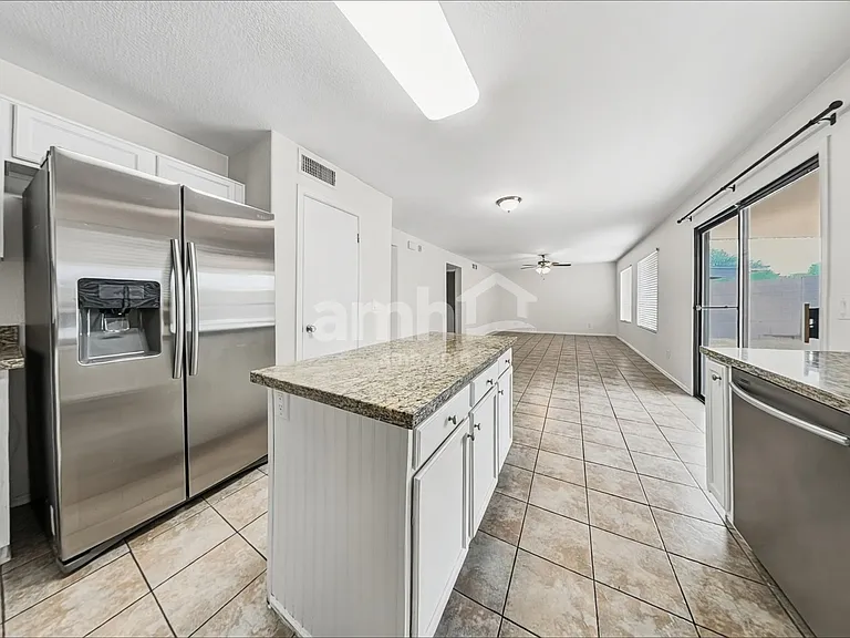 2015 E Daley Ln — Photo 4