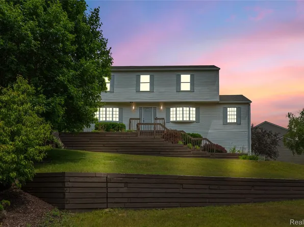 10944 Charring Cross Cir, Whitmore Lake, MI 48189