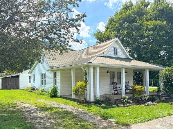 227 Lawson St, Hot Springs, NC 28743