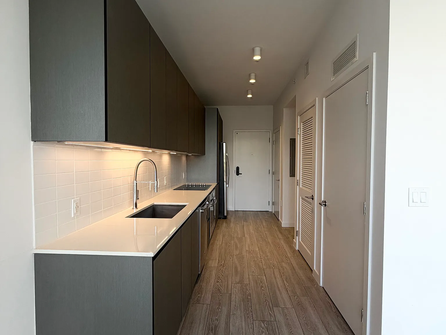 Studio, 560 sqft, $1,860 — Photo 4