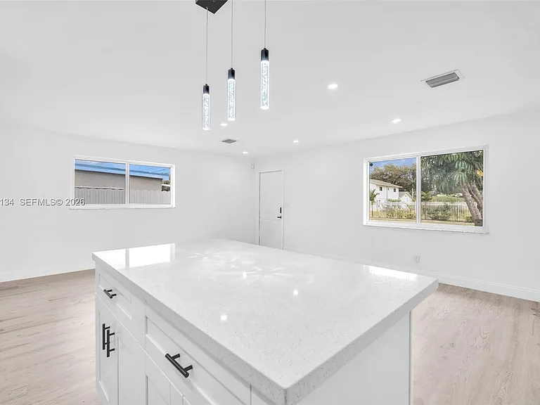 2572 NW 20th St — Photo 36