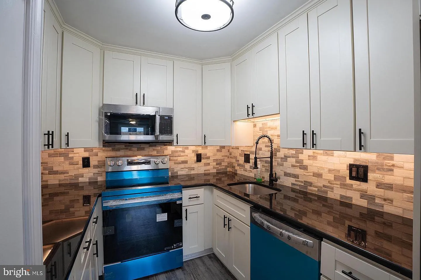 2 bed, 1040 sqft, $2,000 — Photo 3