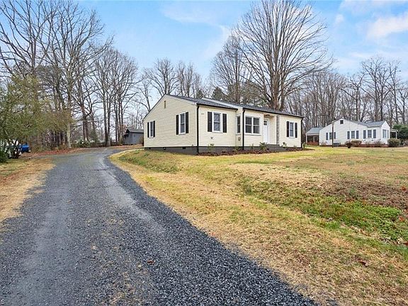 3rd image of 624 Hawthorne Dr