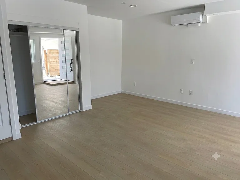 1529 Winona Blvd #1529 — Photo 8