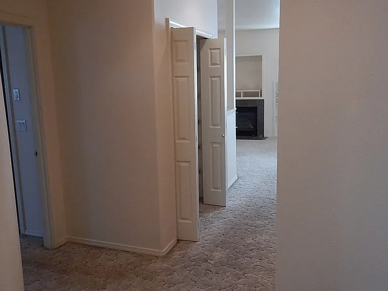 715 NE Fieldstone Ct — Photo 3