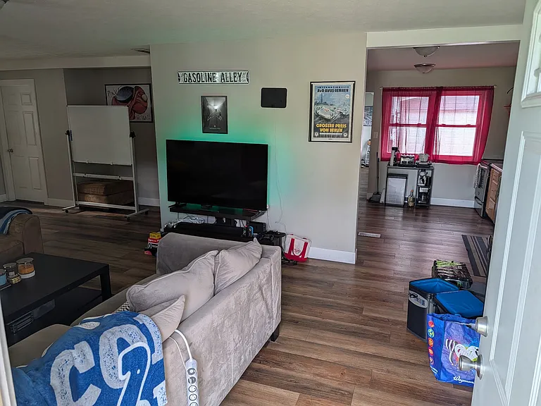 727 Drake St — Photo 1