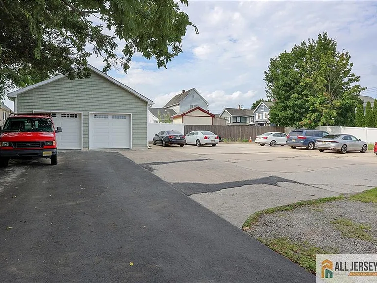 215 Washington Rd — Photo 9