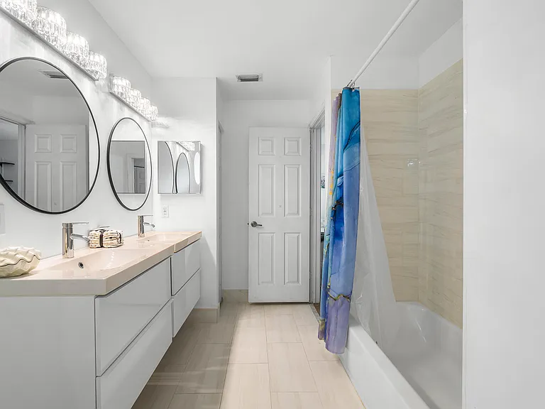 7087 NW 78th Pl — Photo 30