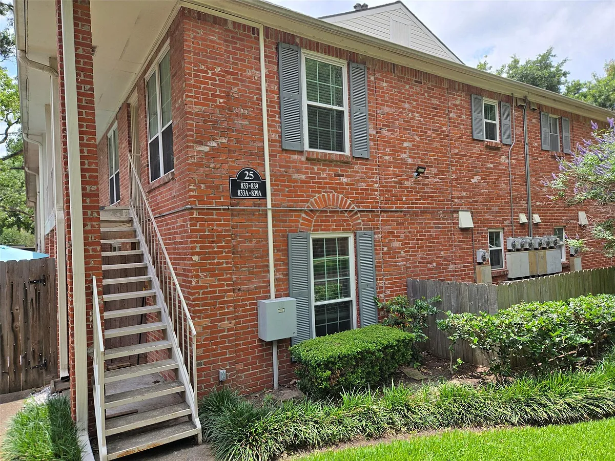 Photo 1 of 32 - 839 Wax Myrtle Ln #A - Houston, TX Primary Photo - 839 Wax Myrtle Ln #A