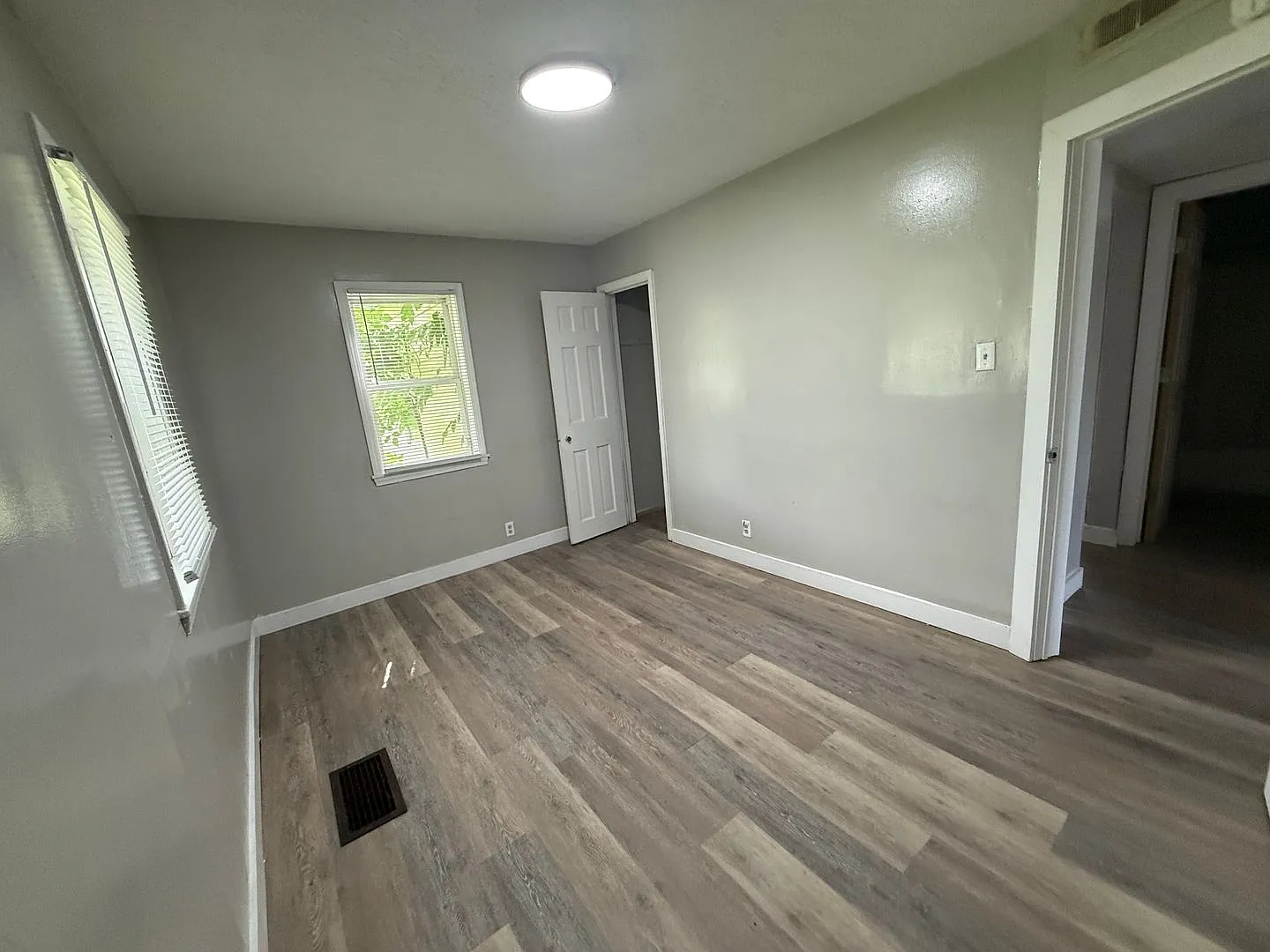 For Rent: 2204 S Vine St Cozy 3 Bedroom Home! — Photo 4