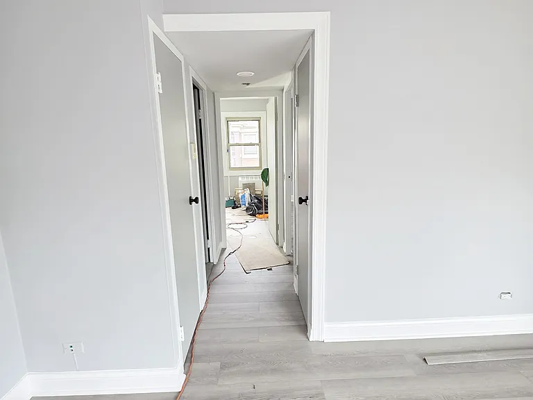 2115-2123 W Farragut Ave Apartments — Photo 12