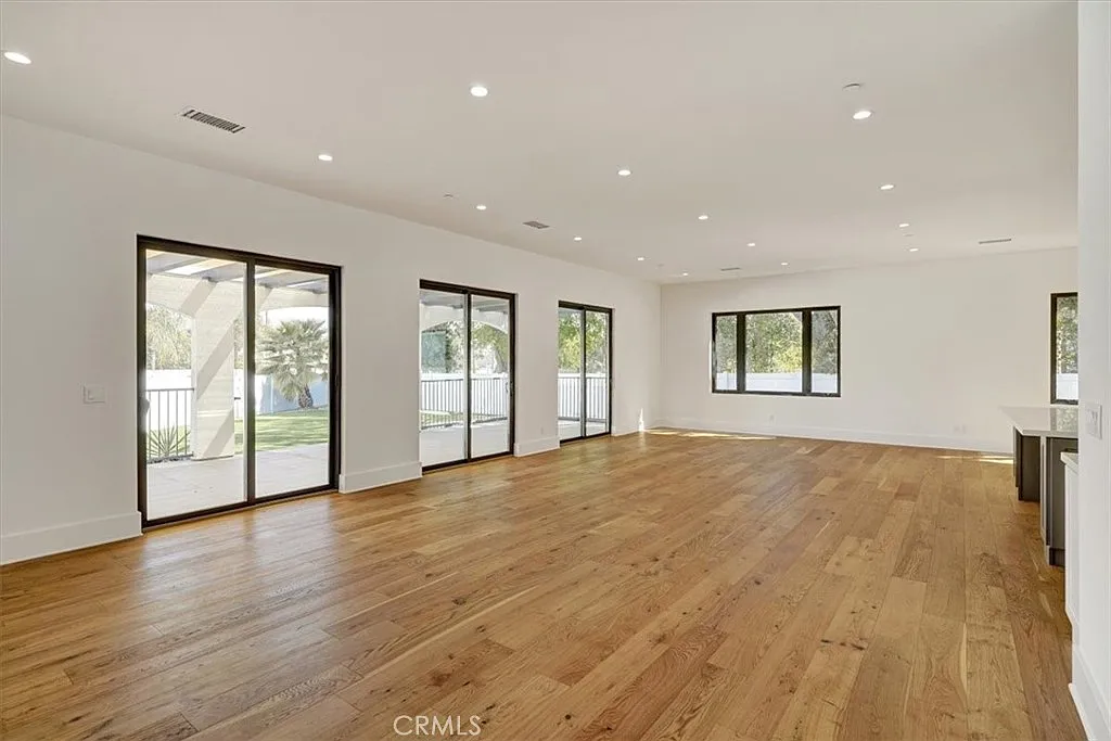 5 bed, 4.5 bath, 5500 sqft, $11,250 — Photo 3