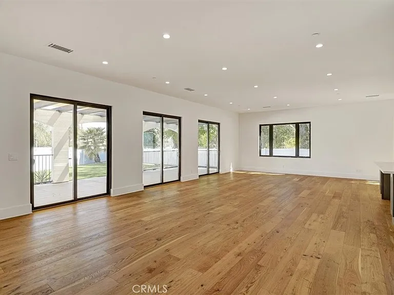 5520 Woodlake Ave — Photo 3