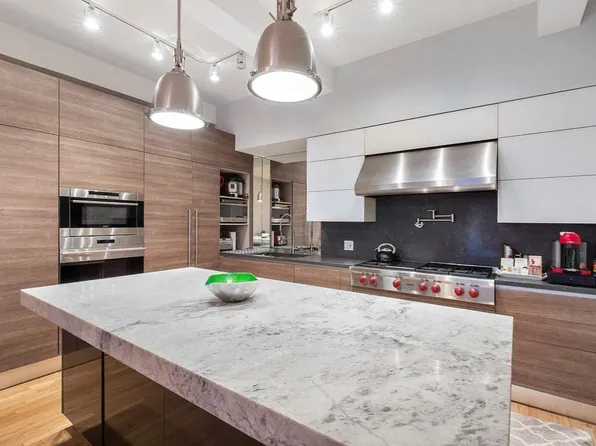 252 West 30th Street image 2 of 8