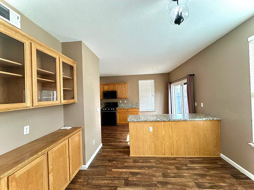 675 Chateau Cir