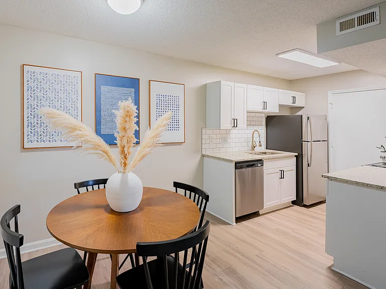 1000 Woodbrook Pl NE — Photo 3