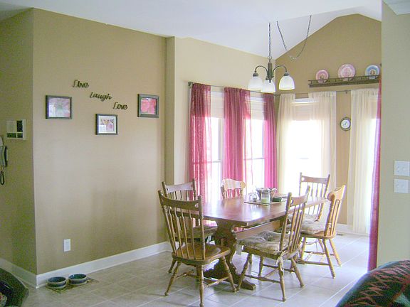 Spacious Breakfast nook