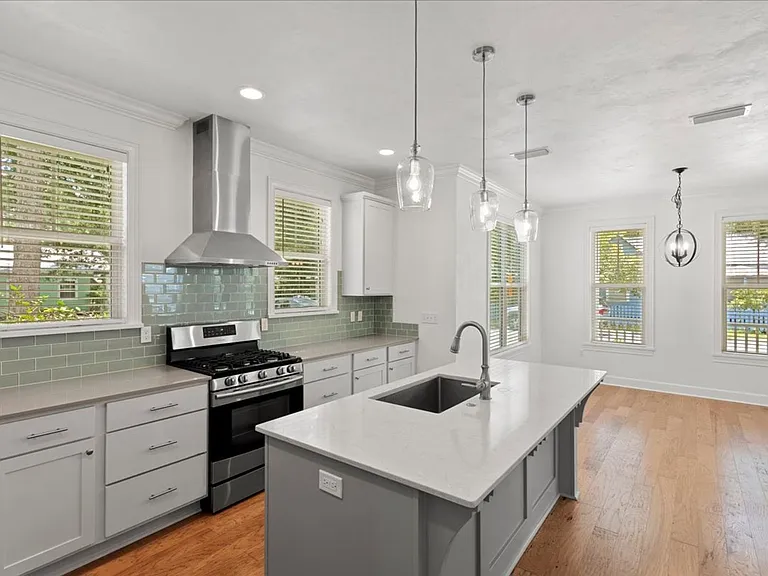619 NW 3rd St — Photo 7