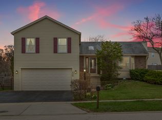 406 Kensington Dr, Streamwood, IL