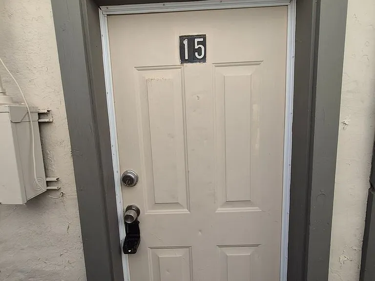 560 S Madison Ave — Photo 7