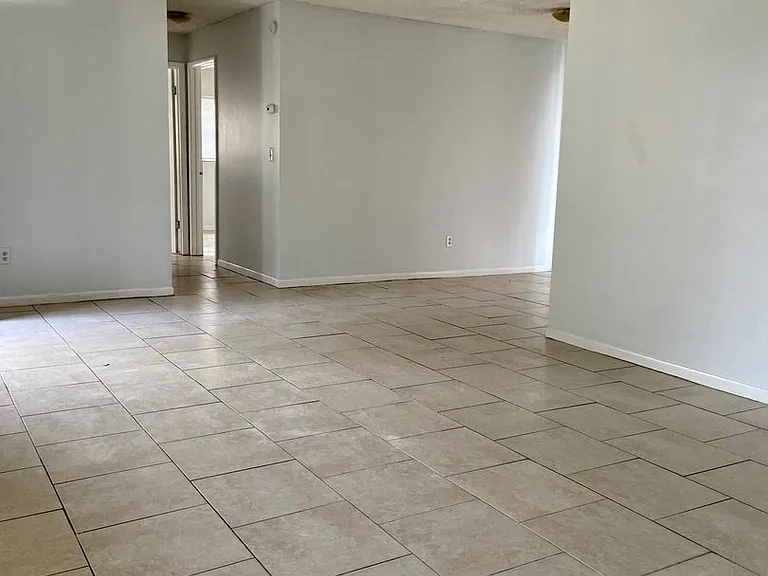 1312 Saxon Blvd — Photo 7
