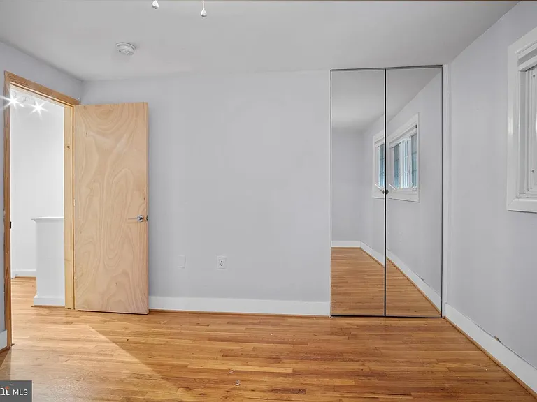 350 James St — Photo 14