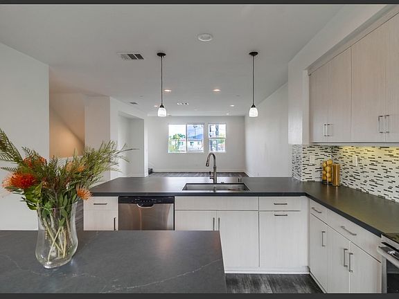 5th image of 77 Sea Crest Dr